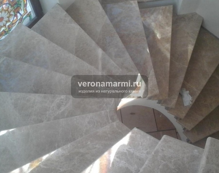 Лестница из мрамора Имперадор лайт в КП Павлово