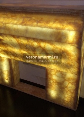 Портал для камина из оникса с подсветкой в квартире на Озерковской набережной